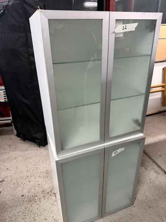 2x Vitrine / Armoire à portes vitrées