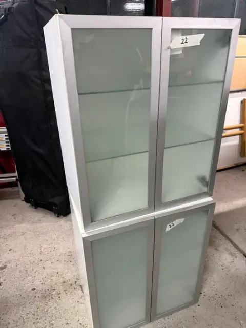 2x Vitrine / Armoire à portes vitrées