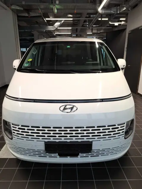 1 Hyundai Staria Prime