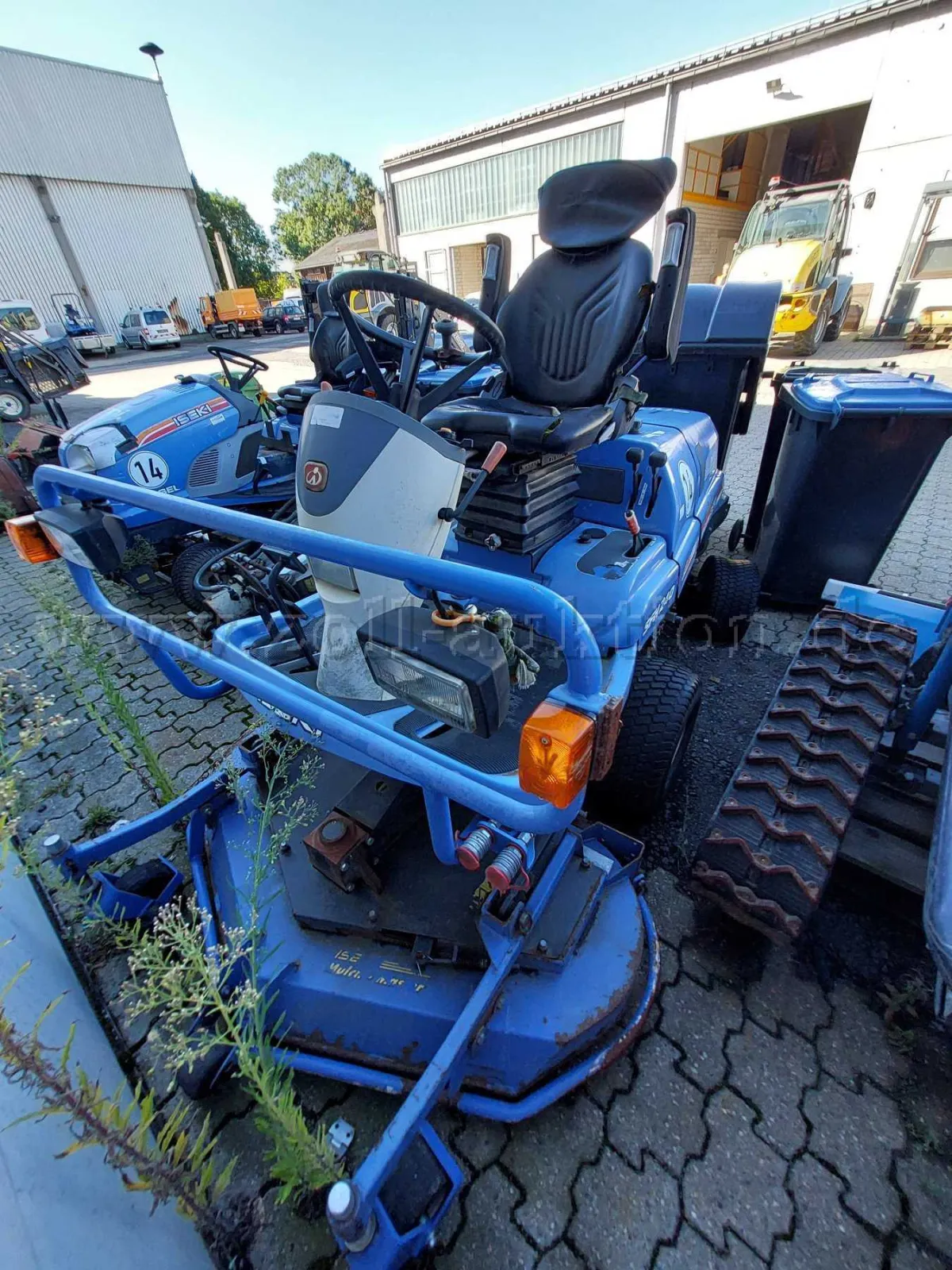 1 Iseki SFH 240 avec faucheuse frontale *défectueux*