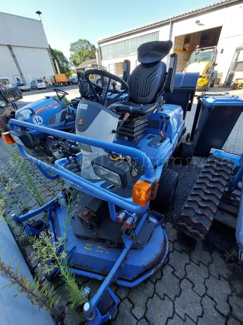 1 Iseki SFH 240 met frontmaaier *defect*