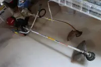 1 křovinořez značky Honda