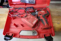 1 akumulátorový šroubovák, značky Hilti
