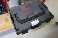 1 přepravní kufr s různými stahovacími pásky