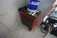 1 vozík na nářadí s různým drobným nářadím