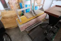 1 paleta z 24 szalunkami oraz 2 kozłami drewnianymi różnych modeli