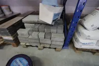 1 partia płytek i resztek kostki brukowej