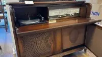 1 music cabinet with tube radio