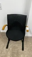 1 visitor chair