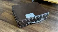1 record player Wilson Diplomat