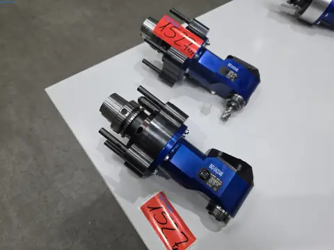2 outils/unités angulaires HSK-A63 entraînés 90° Benz
