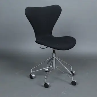 ARNE JACOBSEN. Fritz Hansen. Office chair from the 'Series 7', model '3117', Denmark, (2005).