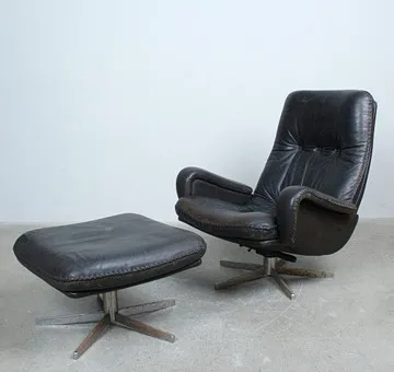 DE SEDE. Fauteuil avec ottomane, modèle S231 "James Bond Drehstuhl", cuir, années 1960/70.