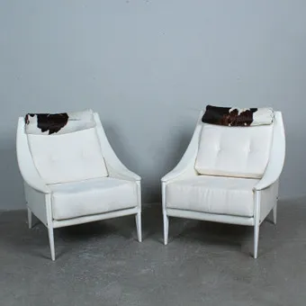 GIO PONTI. Poltrona Frau, paire de fauteuils / lounge chairs, modèle 'Dezza', hêtre, cuir, fourrure, design 1965, Italie.