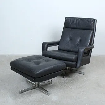 HANS KAUFELD. Fauteuil avec ottomane, cuir, années 1970.