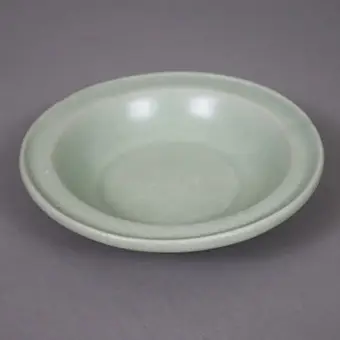 LONGQUAN-SELADONSCHALE, CHINA, STEINZEUG MIT MATTER BLAU-GRÜNER SELADONGLASUR.