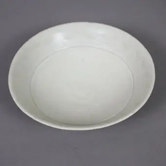 Miska, Chiny, skorupy porcelany z niebieskawoszarym szkliwem.