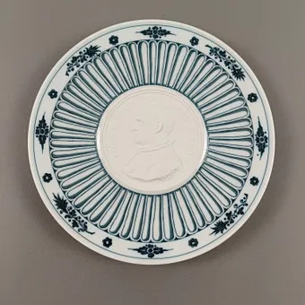 Wall plate with POPE PORTRAIT - Richard Ginori, Mannifattura di Doccia, Italy, around 1974/75.