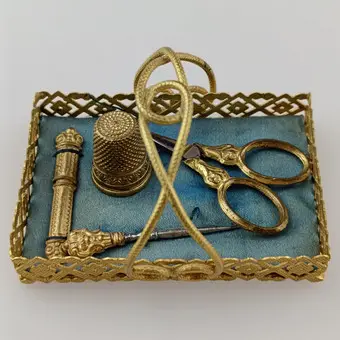 Sewing kit on openwork tray – 2nd half 19th c., gilded metal.