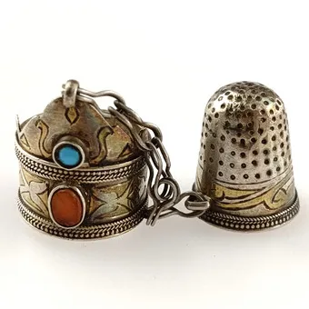 TURKMENISCHER RING mit Fingerhut "Kökenli Yüzük" - Zentralasien, wohl Afghanistan, 19./Anfang 20. Jh.