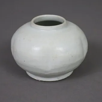 KLEINER SCHULTERTOPF, CHINA, PORZELLANSCHERBEN MIT WEISSER GLASUR.