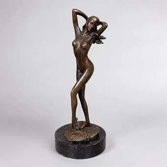 Stehender weiblicher Akt „Erwachen“ - 2. Hälfte 20. Jh., Bronze, dunkelbraun patiniert.