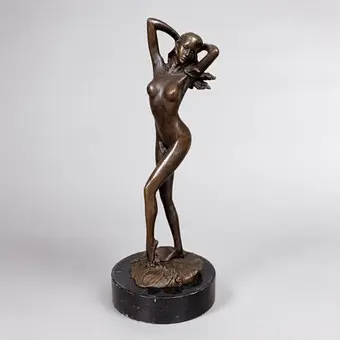 Stehender weiblicher Akt „Erwachen“ - 2. Hälfte 20. Jh., Bronze, dunkelbraun patiniert.