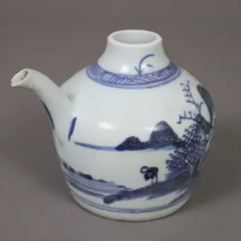 KENDI, CHINA, UMLAUFEND FLUSSLANDSCHAFT UND MUSTERBORTE IN UNTERGLASURBLAU.