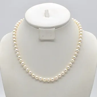 Akoya pearl necklace, silver-white luster, individually knotted, gold-plated clasp, approx. 47 cm, 20th century.