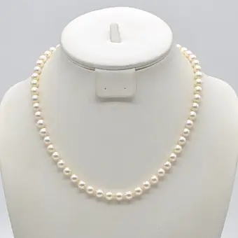 Akoya parelketting, zilverwitte glans, individueel geknoopt, vergulde sluiting, ca. 47 cm, 20e eeuw.