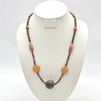 Ketting, hout, handgemaakte kralen, schroefsluiting, 20e eeuw.