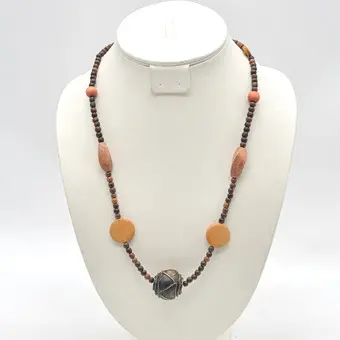 Ketting, hout, handgemaakte kralen, schroefsluiting, 20e eeuw.