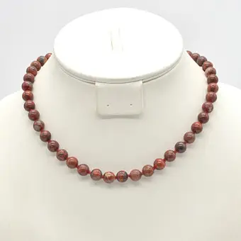 Jaspis parelketting, ronde kralen, individueel geknoopt, vergulde sluiting, 20e eeuw.