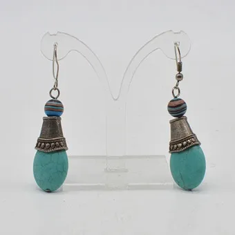Boucles d'oreilles en turquoise, forme goutte, métal et verre, faites main, fin du 20e siècle.