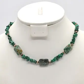 Malachiet en jaspis ketting, verzilverde kralen, metaaldraad, sterling zilveren sluiting, ca. 44 cm.