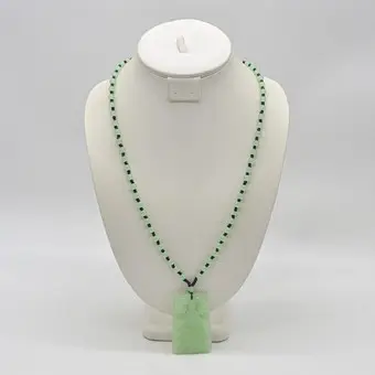 Aziatische jade ketting, Boeddha met vier draken (gesneden), glazen tussenkralen, 20e eeuw.