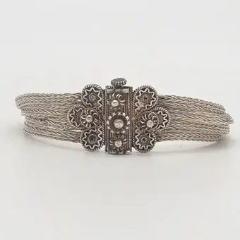 Zilveren armband, bloemdecoratie, draadkunst, getest 925, vier gevlochten kettingen, steekgesp, begin 20e eeuw.