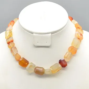 "MDI", collier designer en agate, taillé à la main, fermoir en or 9 carats, fil métallique, 20e siècle.
