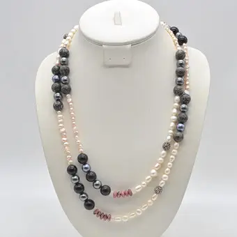 PERLENMIXCOLLIER AUS ZUCHTPERLEN IN WEISS UND ROSA, STEIN, GLAS UND VERSILBERTEN ZIERPERLEN, 20. JAHRHUNDERT.