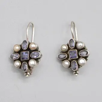 DESIGNER-HÄNGEOHRRINGE, ZUCHTPERLEN UND TANSANIT, FASSUNG AUS STERLINGSILBER, 20. JAHRHUNDERT.