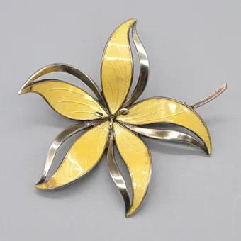 HROAR PRYDZ. DESIGNER BROOCH, LILY, STERLING SILVER, ENAMELLED, NORWAY, CIRCA 1940.