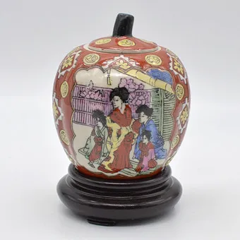 BOÎTE CHINOISE, GEISHAS ET FLEURS, PORCELAINE AVEC BASE EN BOIS, MARRON, EN FORME DE CITROUILLE, CHINE, VERS 1960.