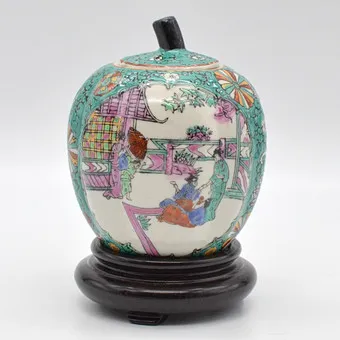 CHINESE BOX, GEISHAS IN THE GARDEN, PORCELAIN WITH WOODEN BASE, GREEN, IN PUMPKIN SHAPE, CHINA, CIRCA 1960S.