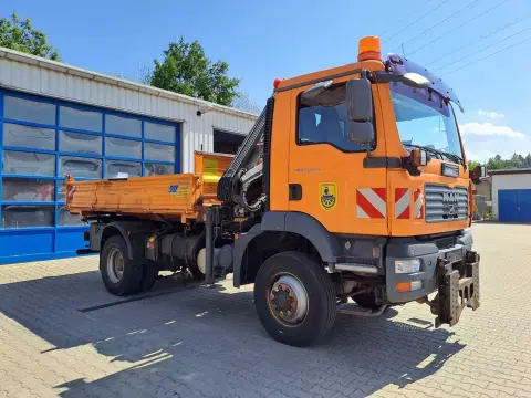 1 camion MAN benne trois côtés avec grue de chargement, préparation hivernale, 4x4