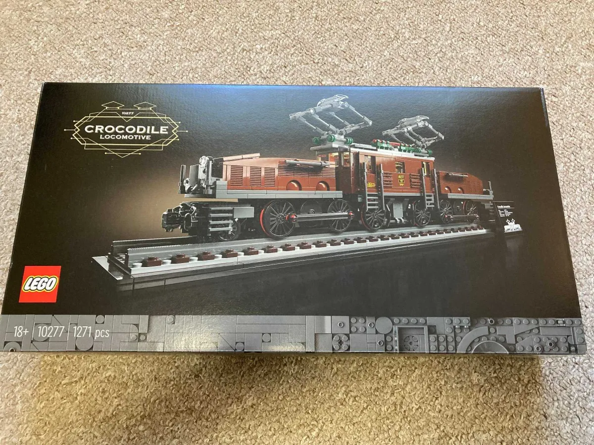 1 LEGO локомотив «Крокодил» № 10277