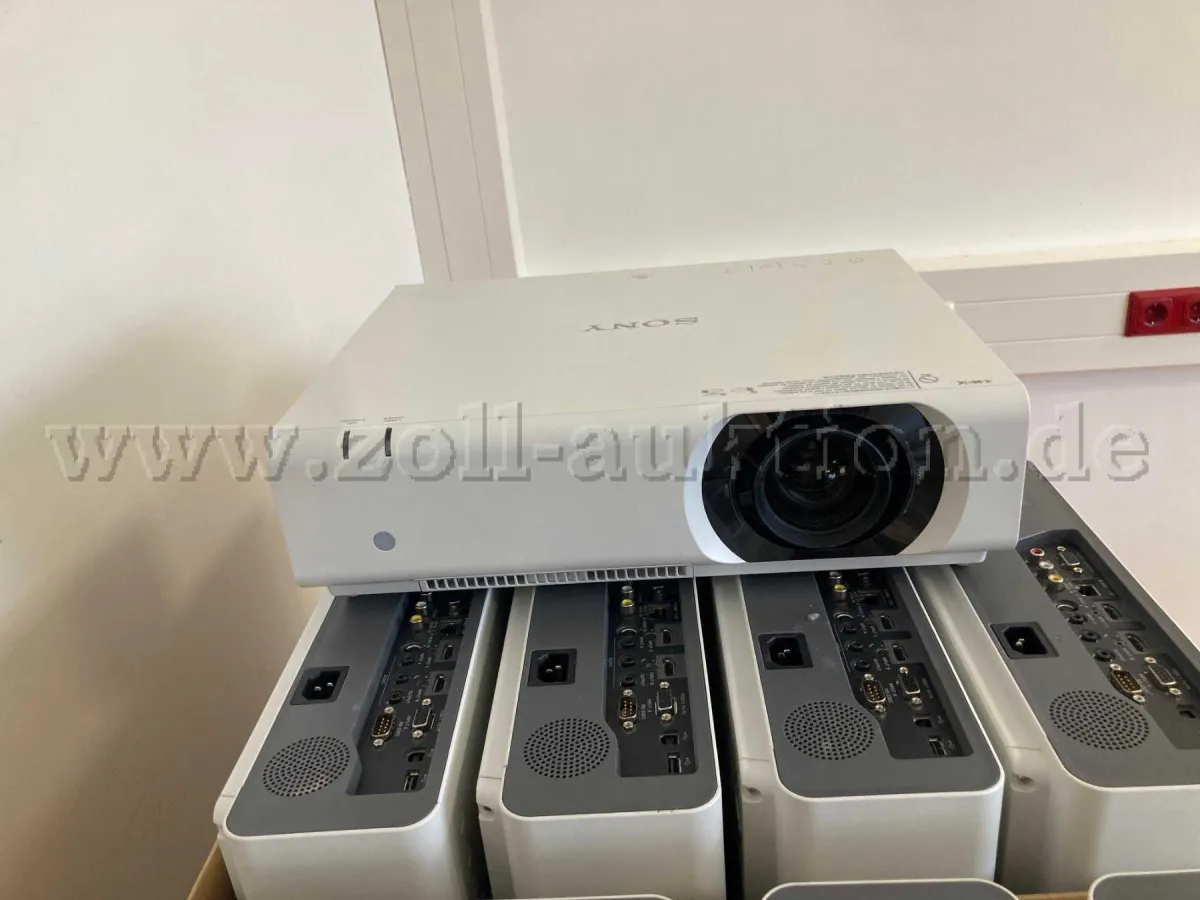1 projektor SONY VPL-CH375