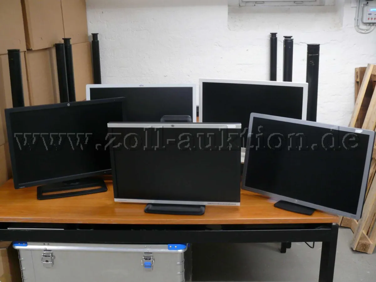 9 monitors by HP, Fujitsu and LG, various models, all 24 inch