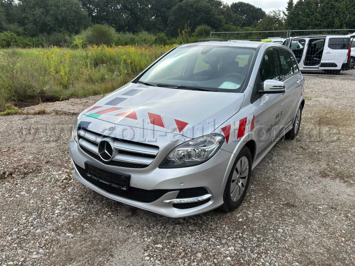 1 Mercedes Benz B250e (silber)