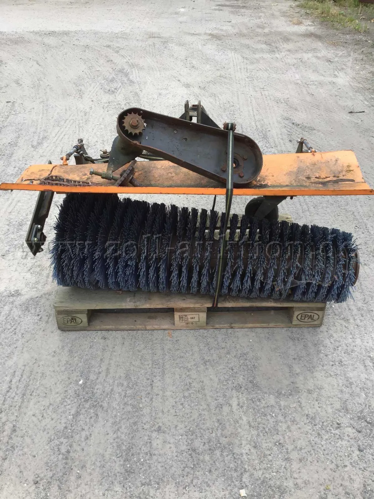 1 balayeuse frontale Stensballe type FF/L 1300, modèle mécanique léger, défectueuse