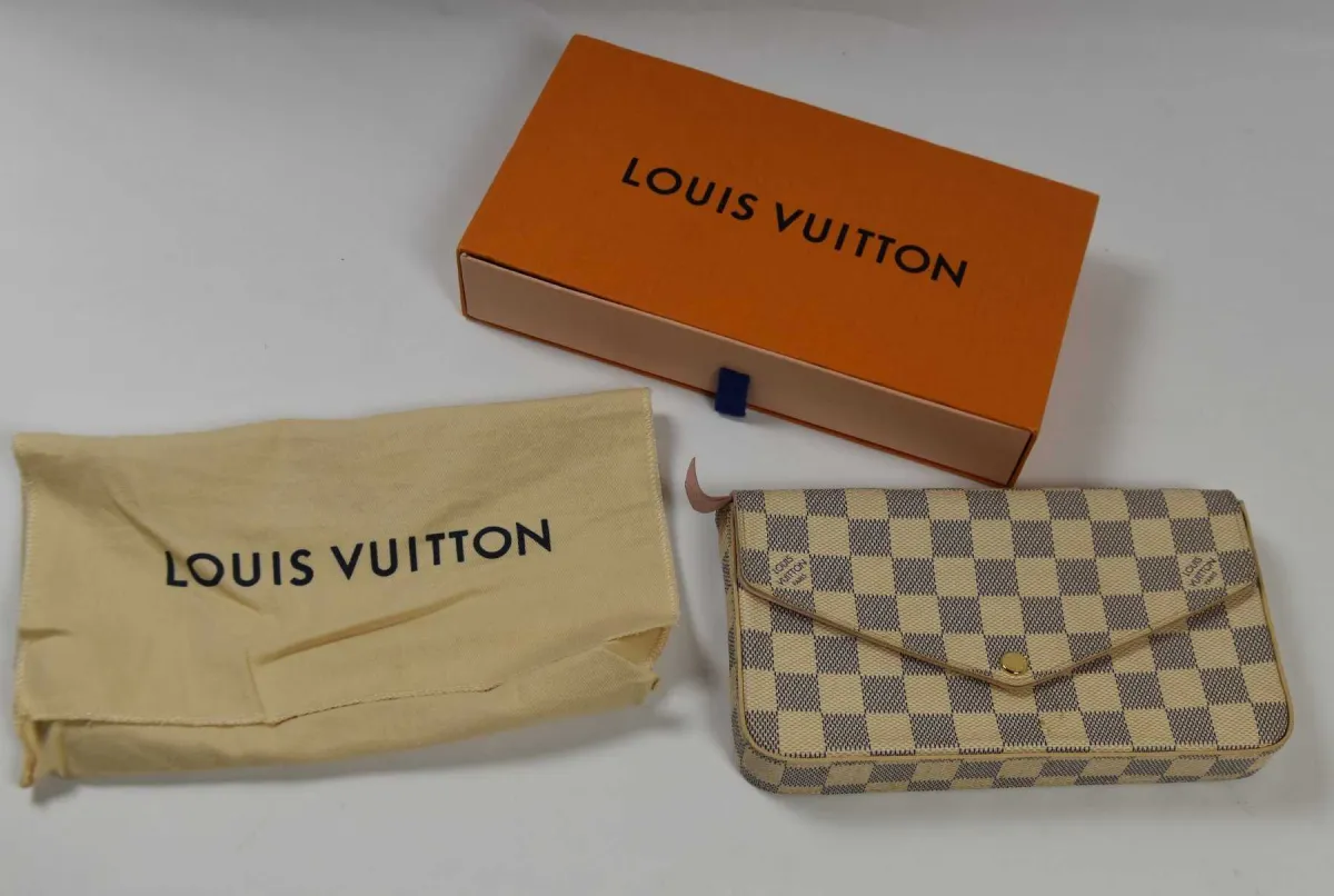 1 sac "Louis Vuitton" Pochette Felicie